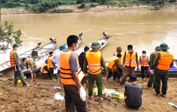 Thi thể nạn nhân được tìm thấy tại khe mương bản Hôi Rấy, xã Trường Sơn (Ảnh: C.T).