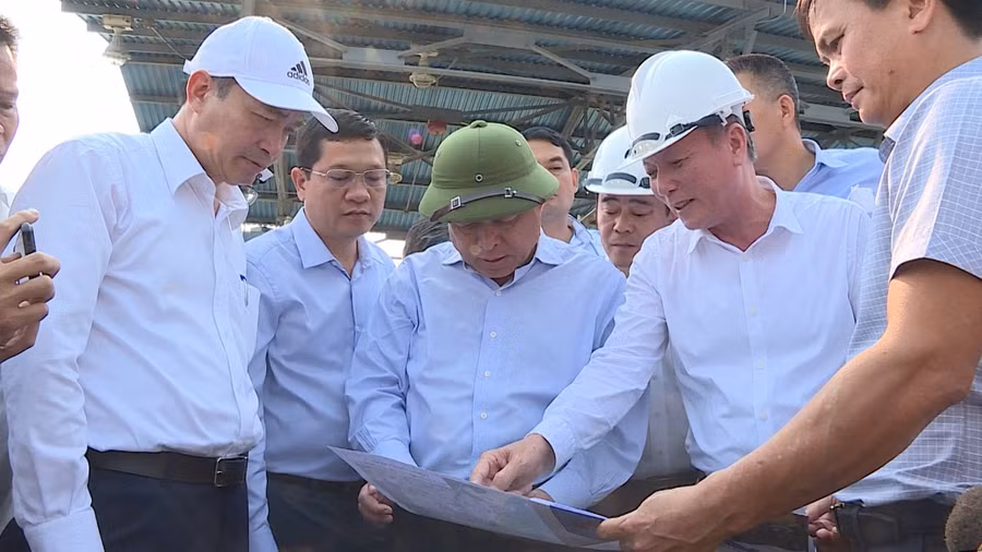 Bộ trưởng Bộ KH&ĐT Nguyễn Chí Dũng, tại buổi kiểm tra địa điểm dự kiến xây Bến cảng Liên Chiểu với lãnh đạo TP Đà Nẵng. 