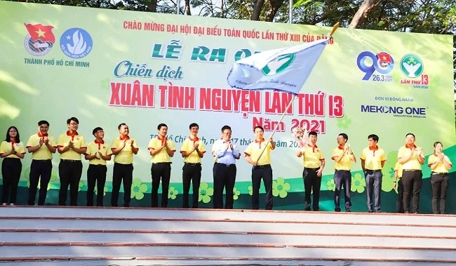 Lễ trao cờ xuất quân chiến dịch "Xuân tình nguyện năm 2021".