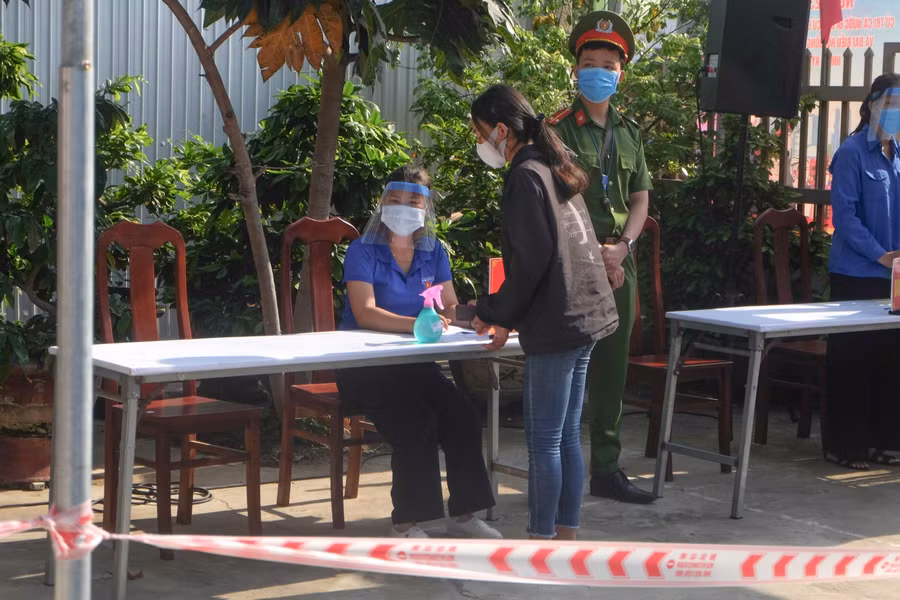 Cử tri khi vào khu vực bầu cử phải rửa tay sát khuẩn.