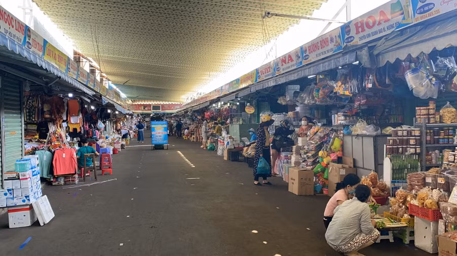 Người dân và tiểu thương chấp hành nghiêm biện pháp phòng chống dịch ở Đà Nẵng.