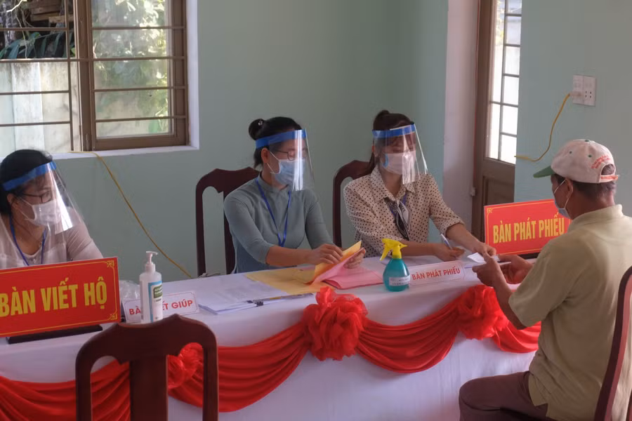 Cử tri sẽ được tổ bầu cử phát phiếu bầu. Tất cả những người làm việc trong tổ bầu cử đều phải được trang bị bảo hộ như tấm chắn giọt bắn, khẩu trang, nước sát khuẩn…