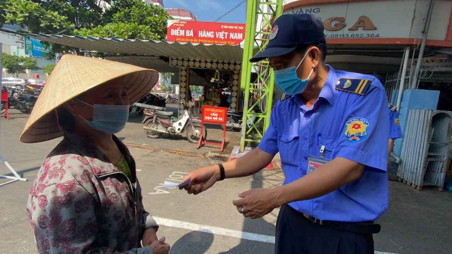 Bảo vệ ở các chợ kiểm tra phiếu đi chợ của người dân.