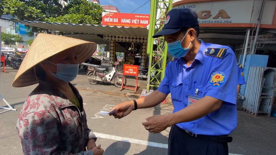 Bảo vệ ở các chợ kiểm tra phiếu đi chợ của người dân.
