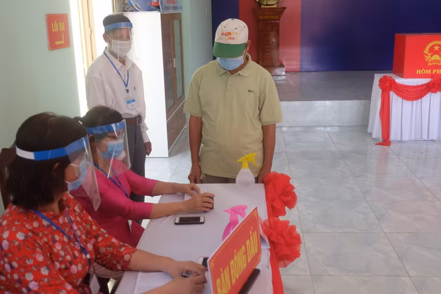 Toàn bộ các thao tác: nhận phiếu, chọn người gạch tên, bỏ phiếu, đóng dấu…được thực hiện chặt chẽ đảm bảo quy định 5K