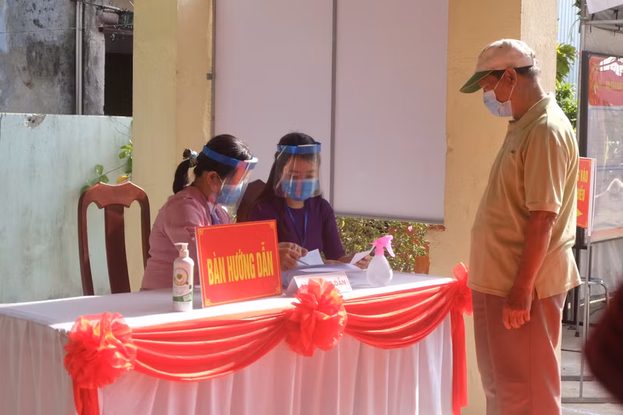 Sau đó tổ bầu cử sẽ hướng dẫn cử tri. Ở mỗi khâu đều có thành viên tổ bầu cử theo dõi, giám sát