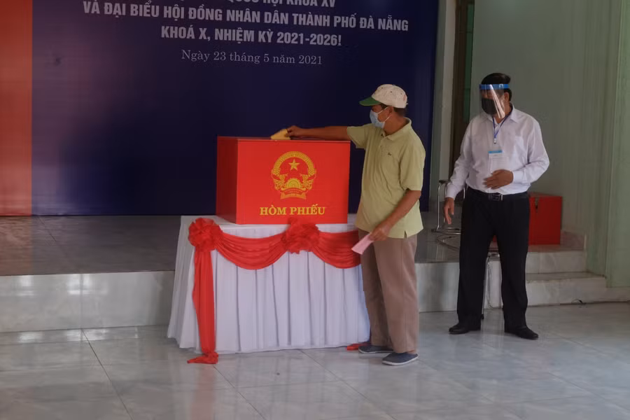 Cử tri được hướng dẫn bỏ phiếu.