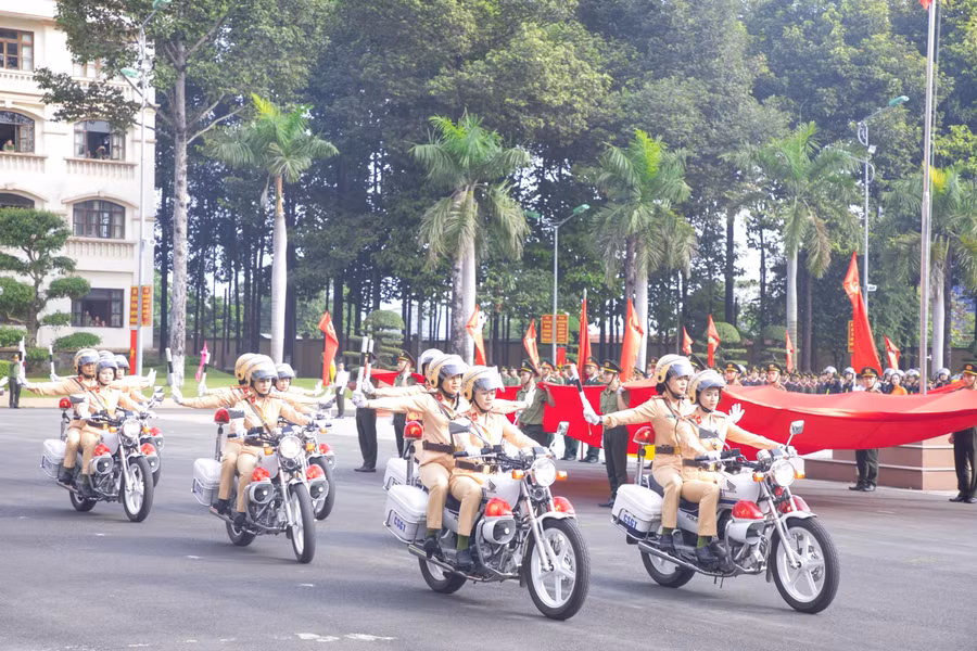 Lực lượng nữ cảnh sát giao thông diễu hành tại Ngày hội (Ảnh: Phú Vinh)
