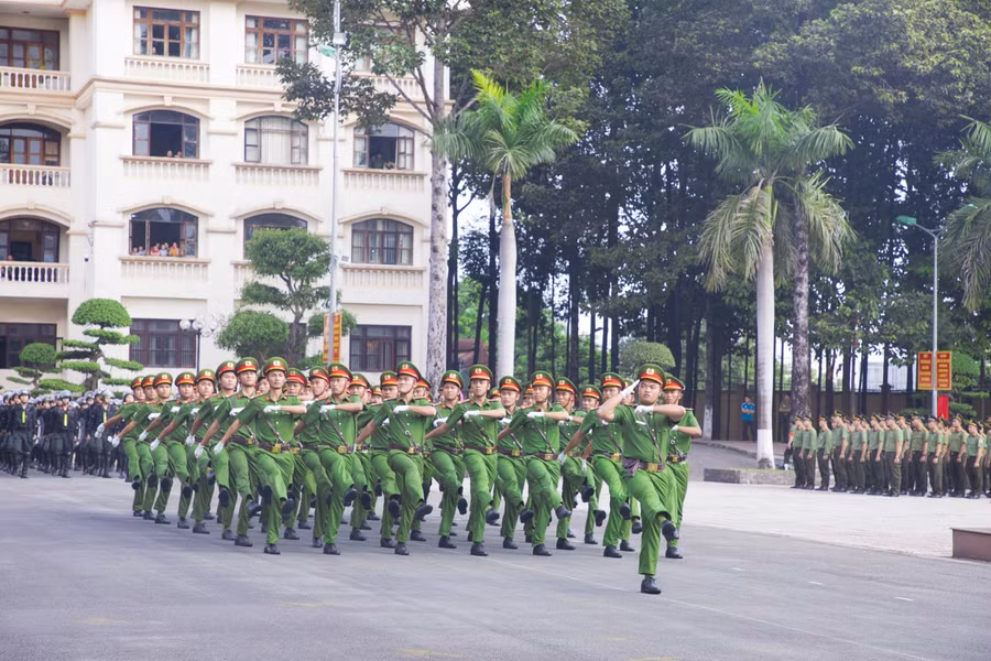 Lực lượng chiến sĩ diễu hành biểu dương nhân ngày truyền thống (Ảnh: Phú Vinh)