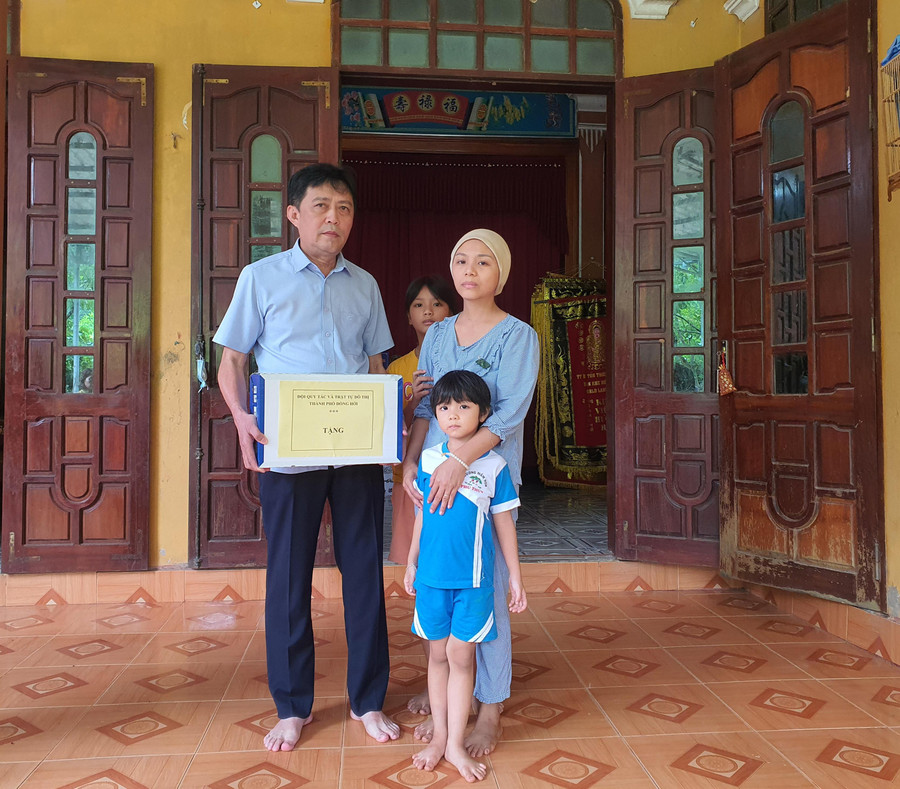 Đại diện Công đoàn Đội quy tắc và trật tự đô thị thành phố Đồng Hới trao quà động viên đến gia đình cô Đỗ Thị Phương Nhi. Đại diện Công đoàn Đội quy tắc và trật tự đô thị thành phố Đồng Hới trao quà động viên đến gia đình cô Đỗ Thị Phương Nhi.