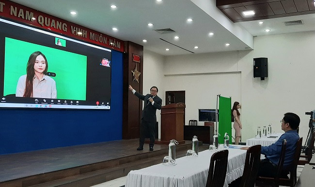 Diễn giả William H.Nguyễn giới thiệu demo công nghệ ứng dụng học tập trực tuyến tại hội nghị Diễn giả William H.Nguyễn giới thiệu demo công nghệ ứng dụng học tập trực tuyến tại hội nghị