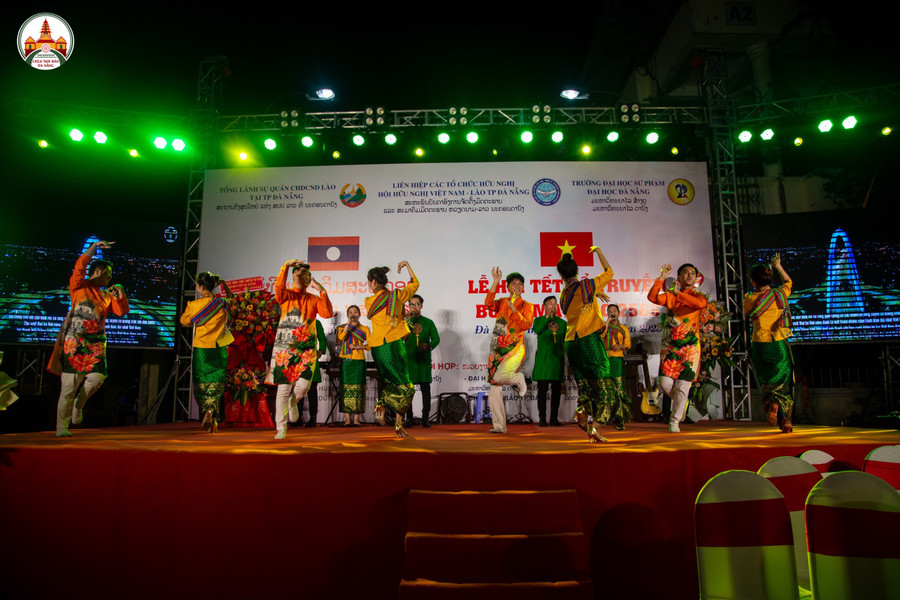 Múa Lăm-vông hữu nghị và giao lưu văn hóa nghệ thuật giữa sinh viên Việt Nam và sinh viên Lào. Ảnh: Sư Xám. Múa Lăm-vông hữu nghị và giao lưu văn hóa nghệ thuật giữa sinh viên Việt Nam và sinh viên Lào. Ảnh: Sư Xám.