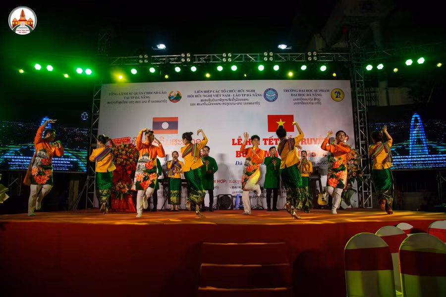 Múa Lăm-vông hữu nghị và giao lưu văn hóa nghệ thuật giữa sinh viên Việt Nam và sinh viên Lào. Ảnh: Sư Xám.