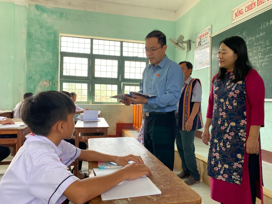 Đoàn giám sát của Ủy ban Thường vụ Quốc hội đi kiểm tra tại Trường Phổ thông dân tộc bán trú Tây Sơn ngày 24/3. Ảnh: Hoàng Vinh. 