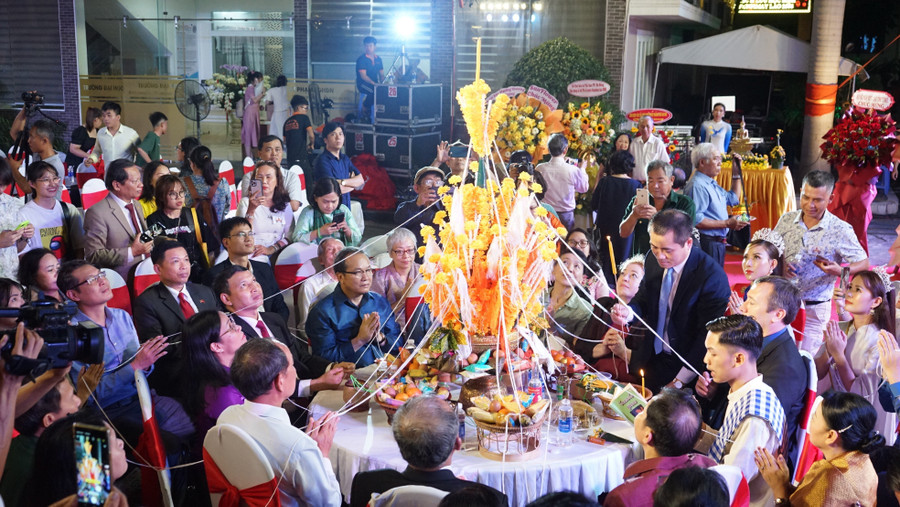 Nghi thức buộc chỉ tay tại Tết Bunpimay. Ảnh: Hoàng Vinh. Nghi thức buộc chỉ tay tại Tết Bunpimay. Ảnh: Hoàng Vinh.