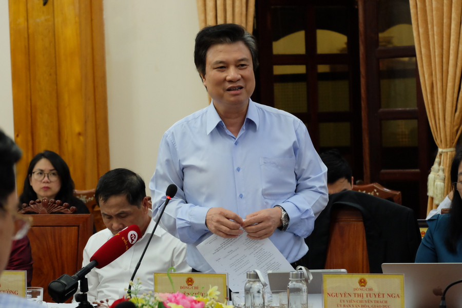 Thứ trưởng Bộ GD&ĐT Nguyễn Hữu Độ giải thích một số vấn đề tại buổi làm việc. Ảnh: Hoàng Vinh. Thứ trưởng Bộ GD&ĐT Nguyễn Hữu Độ giải thích một số vấn đề tại buổi làm việc. Ảnh: Hoàng Vinh.