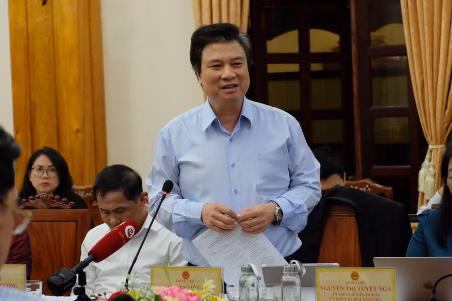 Thứ trưởng Bộ GD&ĐT Nguyễn Hữu Độ giải thích một số vấn đề tại buổi làm việc. Ảnh: Hoàng Vinh. Thứ trưởng Bộ GD&ĐT Nguyễn Hữu Độ giải thích một số vấn đề tại buổi làm việc. Ảnh: Hoàng Vinh.