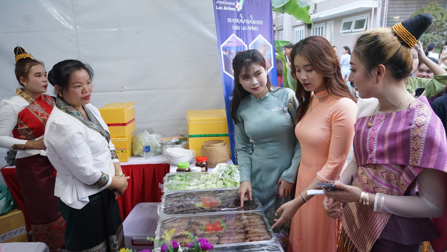 Các sinh viên Lào giới thiệu món ăn của đất nước mình với sinh viên Việt Nam. Ảnh: Hoàng Vinh. Các sinh viên Lào giới thiệu món ăn của đất nước mình với sinh viên Việt Nam. Ảnh: Hoàng Vinh.