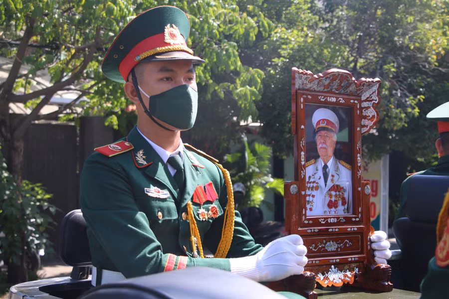 Di ảnh của Anh hùng lực lượng vũ trang nhân dân Kostas Sarantidis Nguyễn Văn Lập. Di ảnh của Anh hùng lực lượng vũ trang nhân dân Kostas Sarantidis Nguyễn Văn Lập.