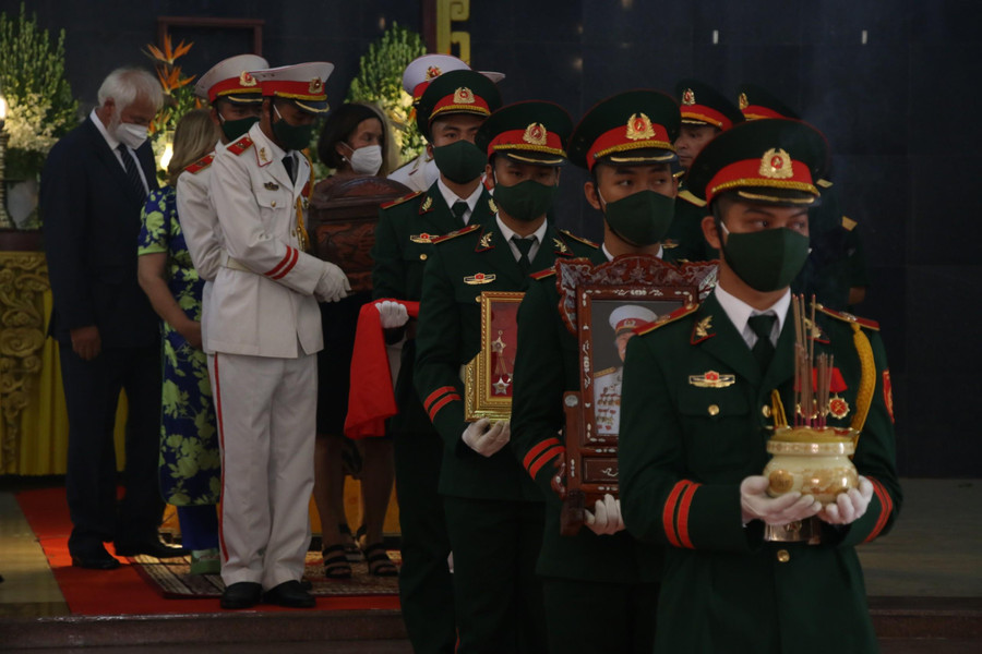 Linh cửu của Anh hùng lực lượng vũ trang nhân dân Nguyễn Văn Lập được đưa đi an táng tại nghĩa trang Quân khu 5. Linh cửu của Anh hùng lực lượng vũ trang nhân dân Nguyễn Văn Lập được đưa đi an táng tại nghĩa trang Quân khu 5.