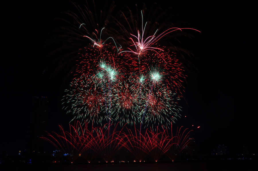 Đội pháo hoa Italia mang đến đêm chung kết màn trình diễn “The power of art” (Sức mạnh của nghệ thuật) kéo dài 20 phút 47 giây đầy mãn nhãn. Ảnh: Hoàng Vinh.