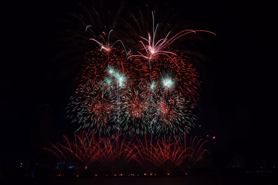 Đội pháo hoa Italia mang đến đêm chung kết màn trình diễn “The power of art” (Sức mạnh của nghệ thuật) kéo dài 20 phút 47 giây đầy mãn nhãn. Ảnh: Hoàng Vinh.