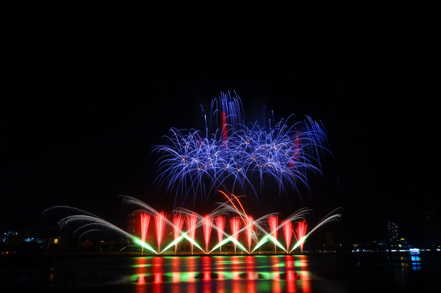 Đội Arteventia tập trung tạo nên màn trình diễn hoành tráng bằng số lượng pháo ít hơn nhưng vẫn đảm bảo sự mãn nhãn. Ảnh: Hoàng Vinh.