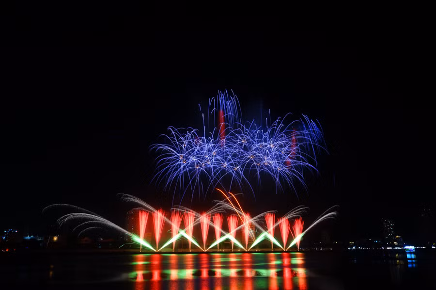 Đội Arteventia tập trung tạo nên màn trình diễn hoành tráng bằng số lượng pháo ít hơn nhưng vẫn đảm bảo sự mãn nhãn. Ảnh: Hoàng Vinh.