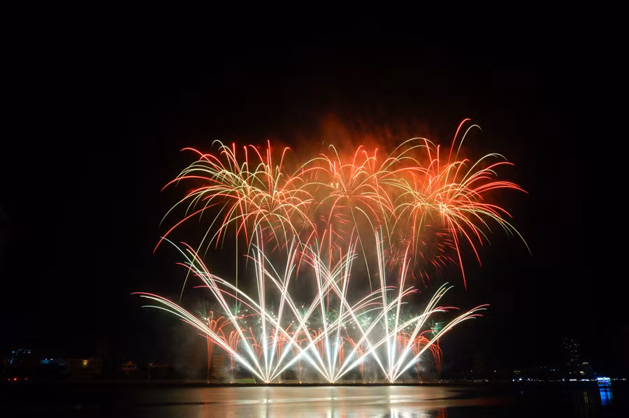 Trong đó tận dụng những kỹ thuật tinh túy nhất với nhiều hiệu ứng như pháo nước, pháo lớn, pháo đơn... Ảnh: Hoàng Vinh.