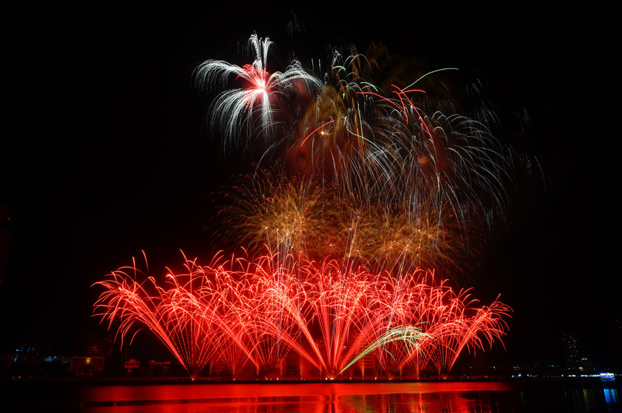 Lần đầu tham dự DIFF, đội Arteventia (Pháp) mang đến màn trình diễn dài 20 phút 33 giây với tên gọi “Light up with love” (Thắp sáng tình yêu). Ảnh: Hoàng Vinh.