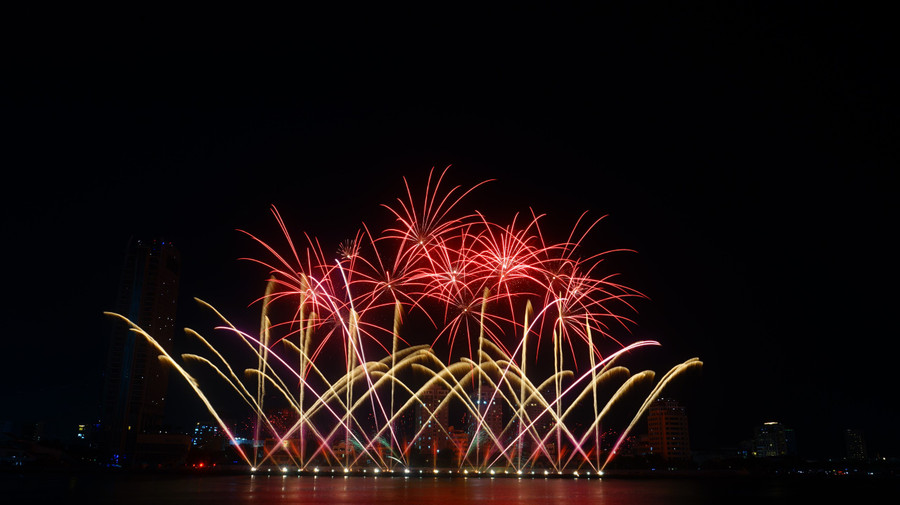 Đội pháo hoa Pháp đã chinh phục khán giả bằng màn trình diễn đẳng cấp. Ảnh: Hoàng Vinh.