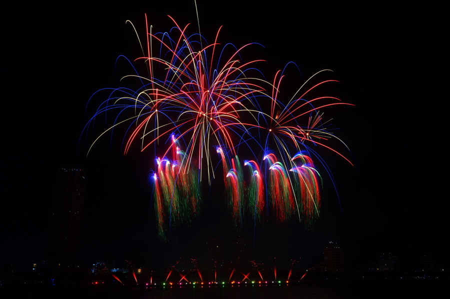 Mở đầu đêm thi với chung kết với chủ đề “Thế giới không khoảng cách” là đội Martarello Group của Italia. Ảnh: Hoàng Vinh.