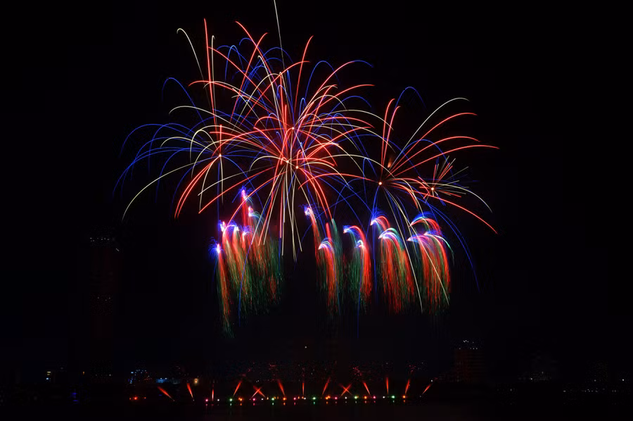 Mở đầu đêm thi với chung kết với chủ đề “Thế giới không khoảng cách” là đội Martarello Group của Italia. Ảnh: Hoàng Vinh.