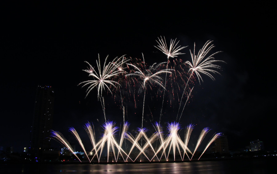 Tối 8/7, đêm chung kết Lễ hội pháo hoa quốc tế Đà Nẵng đã chính thức diễn ra, với màn so tài của hai đội Pháp và Italia. Ảnh: Hoàng Vinh.
