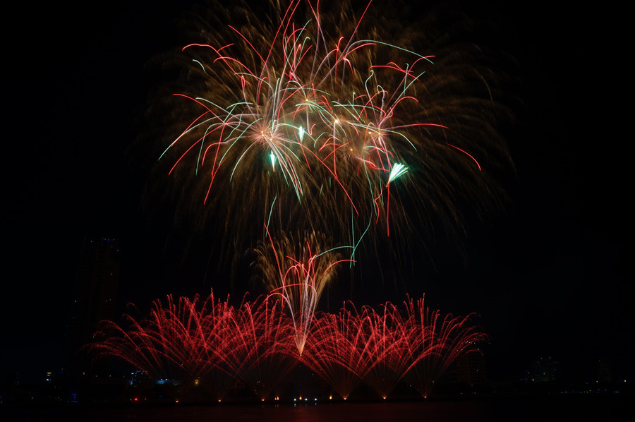 Màn pháo hoa thể hiện đẳng cấp của đội từng 2 lần giành vị trí quán quân của DIFF 2017 và DIFF 2018. Ảnh: Hoàng Vinh.