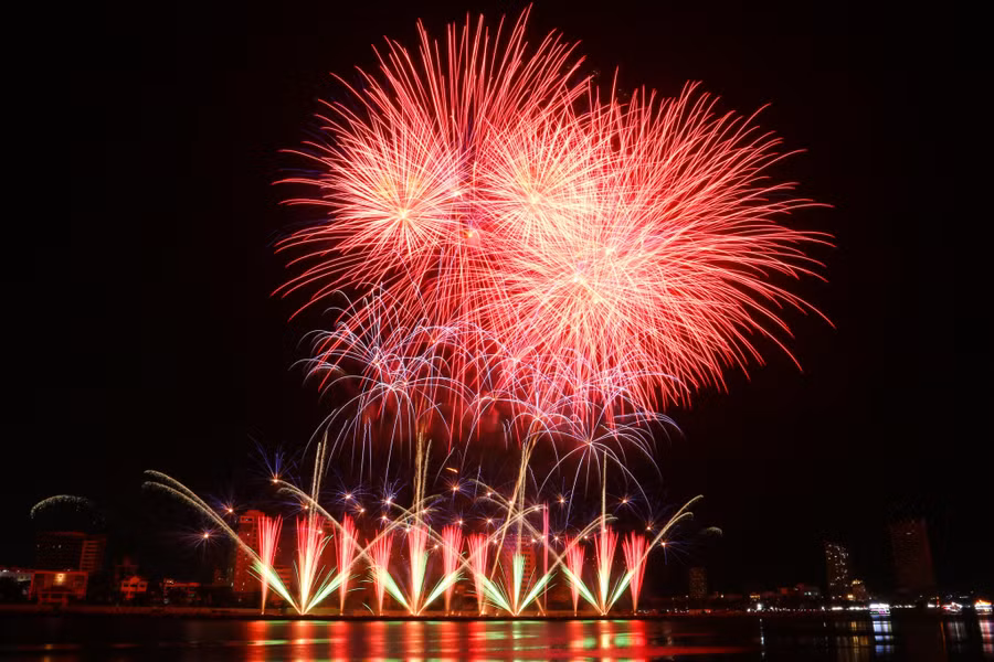 Màn trình diễn của đội pháo hoa Pháp. Ảnh: Hoàng Vinh. 