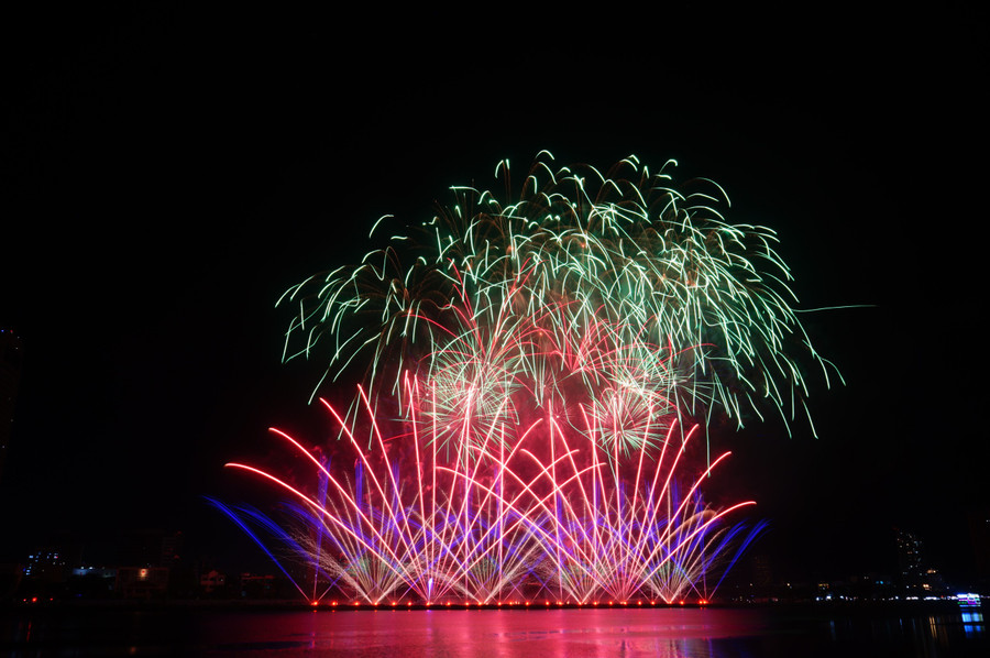 Kết thúc đêm thi chung kết là đội pháo hoa đến từ Pháp. Ảnh: Hoàng Vinh.