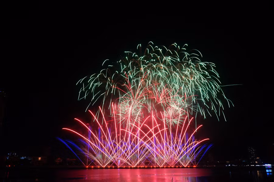 Kết thúc đêm thi chung kết là đội pháo hoa đến từ Pháp. Ảnh: Hoàng Vinh.