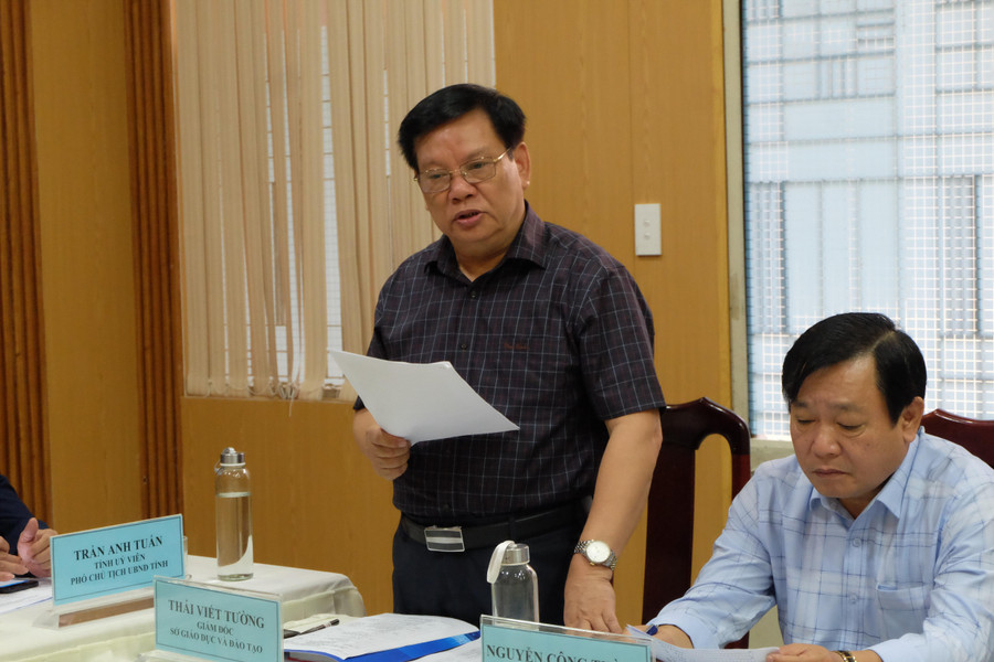 Ông Thái Viết Tường - Giám đốc Sở GD&ĐT tỉnh Quảng Nam báo cáo tại buổi làm việc. Ông Thái Viết Tường - Giám đốc Sở GD&ĐT tỉnh Quảng Nam báo cáo tại buổi làm việc.