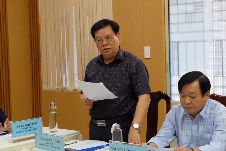 Ông Thái Viết Tường - Giám đốc Sở GD&amp;ĐT tỉnh Quảng Nam báo cáo tại buổi làm việc.