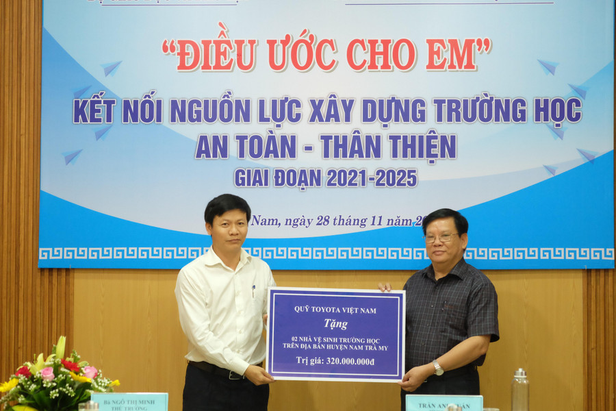 Ông Nguyễn Thanh Đề (bên trái) - Vụ trưởng Vụ Giáo dục thể chất (Bộ GD&ĐT) trao tặng quà của nhà tài trợ cho Sở GD&ĐT tỉnh Quảng Nam. Ông Nguyễn Thanh Đề (bên trái) - Vụ trưởng Vụ Giáo dục thể chất (Bộ GD&ĐT) trao tặng quà của nhà tài trợ cho Sở GD&ĐT tỉnh Quảng Nam.