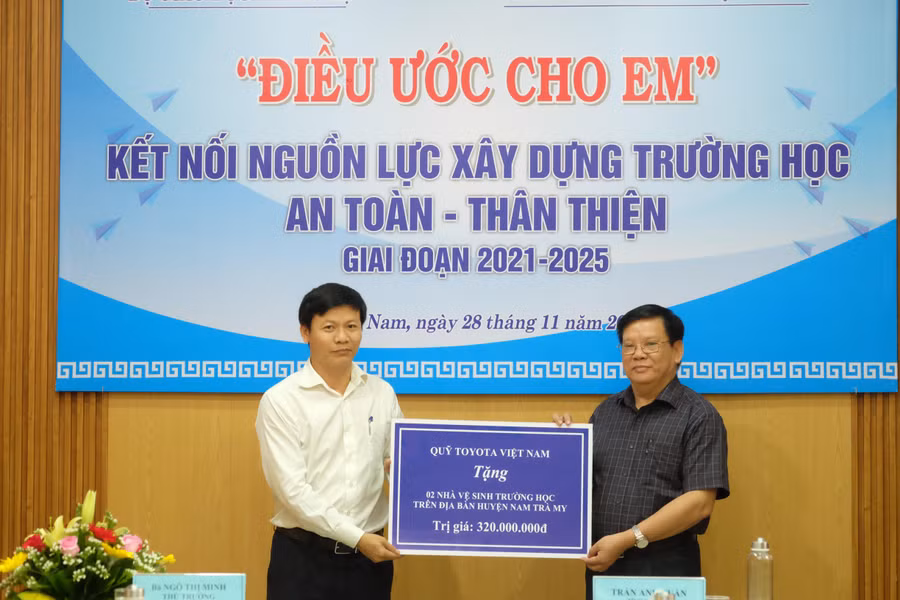 Ông Nguyễn Thanh Đề (bên trái) - Vụ trưởng Vụ Giáo dục thể chất (Bộ GD&amp;ĐT) trao tặng quà của nhà tài trợ cho Sở GD&amp;ĐT tỉnh Quảng Nam.