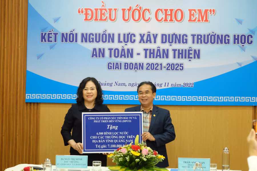 Thứ trưởng Ngô Thị Minh trao lãnh đạo tỉnh Quảng Nam tượng trưng món quà 6.500 bình lọc nước cho các trường học trên địa bàn tỉnh Quảng Nam.
