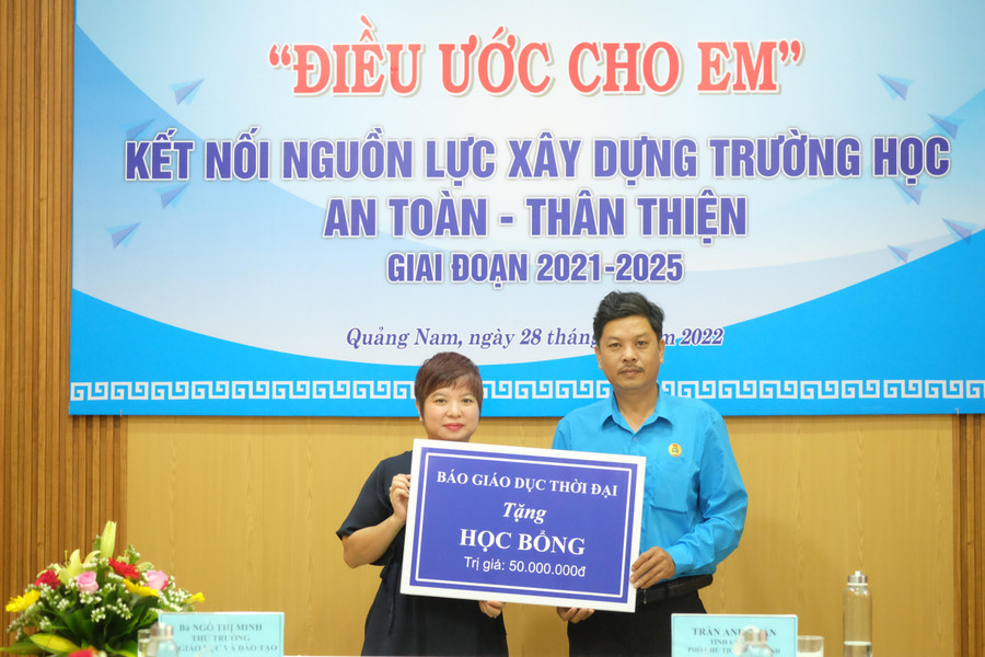 Nhà báo Dương Thị Thanh Hương - Phó Tổng Biên tập Báo Giáo dục và Thời đại trao tặng 50 triệu đồng cho quỹ học bổng của tỉnh Quảng Nam. Nhà báo Dương Thị Thanh Hương - Phó Tổng Biên tập Báo Giáo dục và Thời đại trao tặng 50 triệu đồng cho quỹ học bổng của tỉnh Quảng Nam.