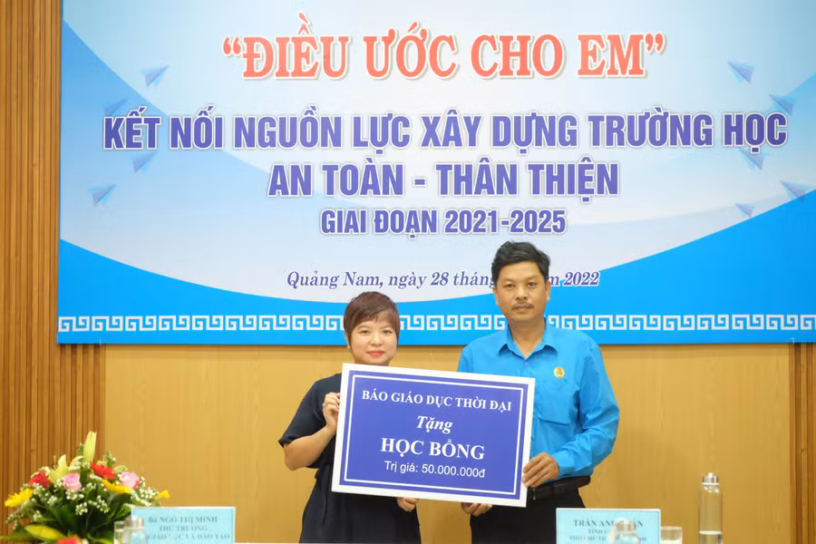 Nhà báo Dương Thị Thanh Hương - Phó Tổng Biên tập Báo Giáo dục và Thời đại trao tặng 50 triệu đồng cho quỹ học bổng của tỉnh Quảng Nam.