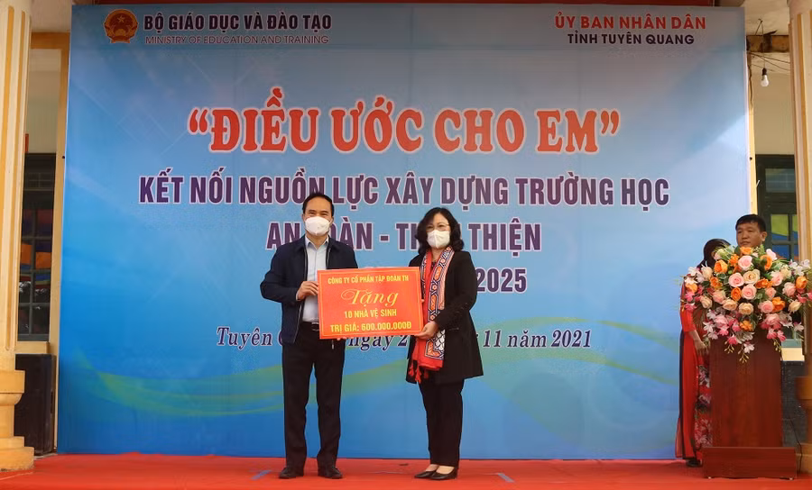 Ông Hoàng Việt Phương, Phó Chủ tịch UBND tỉnh Tuyên Quang đại diện địa phương nhận kinh phí hỗ trợ từ Thứ trưởng Bộ GD&ĐT Ngô Thị Minh