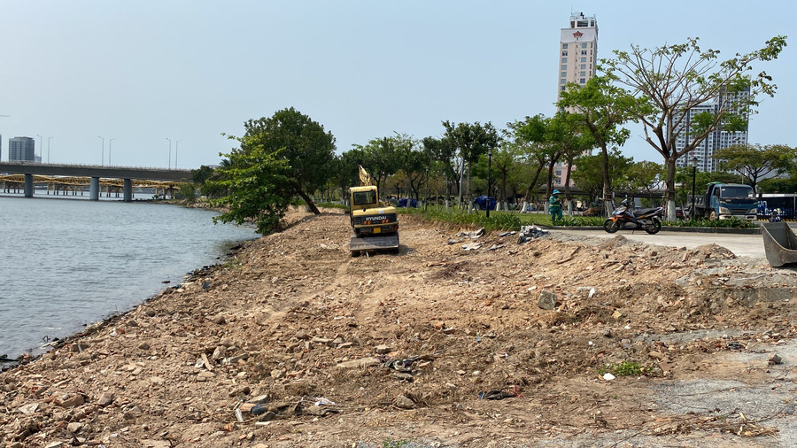 Đại diện đơn vị thi công cho rằng khoảng cuối tháng 3, đơn vị cho người dọn dẹp rác thải, lau sậy tại khu vực trên thì đất đá, xà bần mới lộ ra. Đại diện đơn vị thi công cho rằng khoảng cuối tháng 3, đơn vị cho người dọn dẹp rác thải, lau sậy tại khu vực trên thì đất đá, xà bần mới lộ ra.