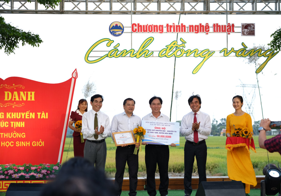 Đại diện Hội khuyến học huyện Hoà Vang tiếp nhận ủng hộ từ các tổ chức, cá nhân ủng hộ cho quỹ khuyến học của huyện.