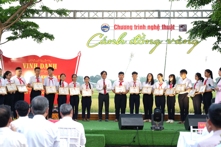 Tặng giấy khen cho các học sinh đạt giải cao trong kỳ thi học sinh Giỏi cấp thành phố năm học 2023-2024.