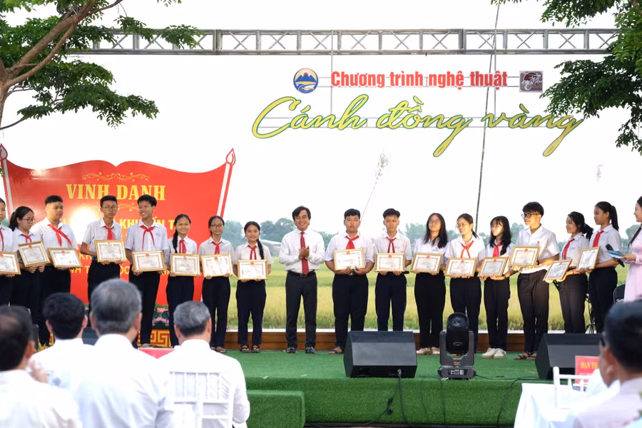 Tặng giấy khen cho các học sinh đạt giải cao trong kỳ thi học sinh Giỏi cấp thành phố năm học 2023-2024.